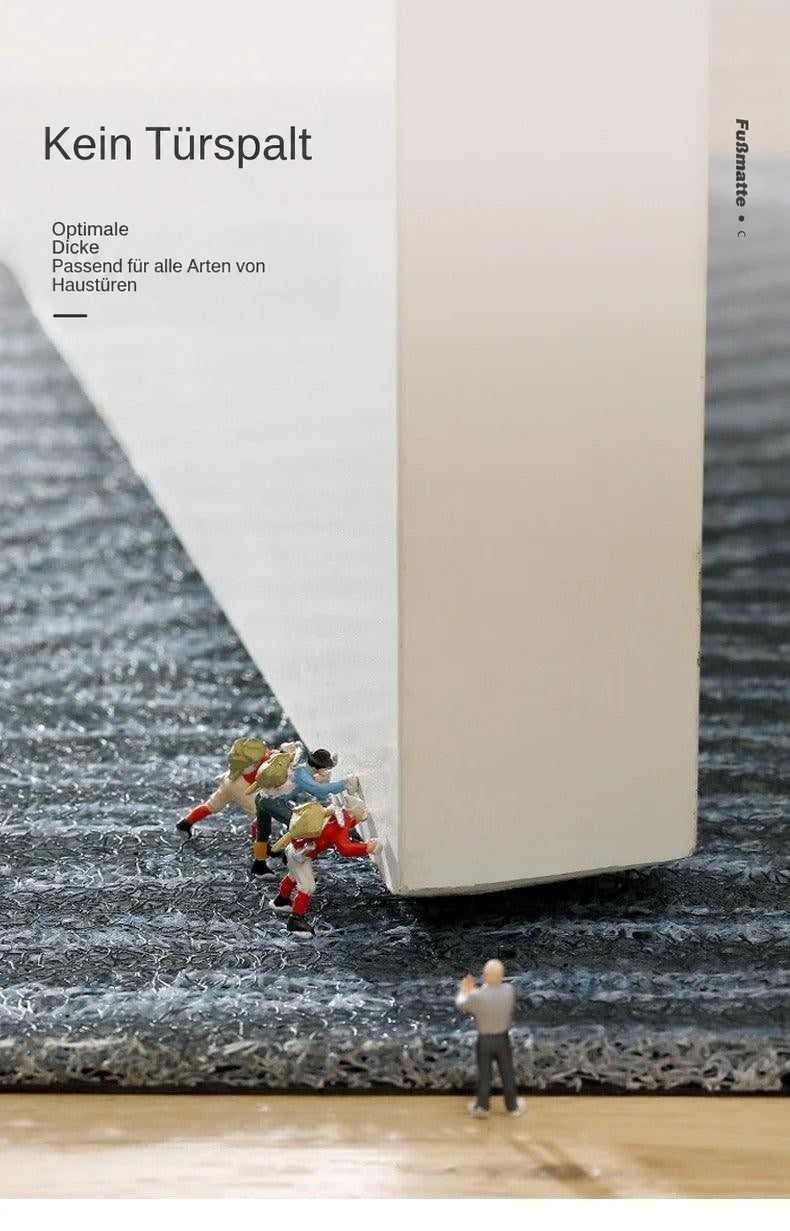 Weiße Tür schließt dicht über der Fußmatte ab, Miniaturfiguren schieben am Türrand 10