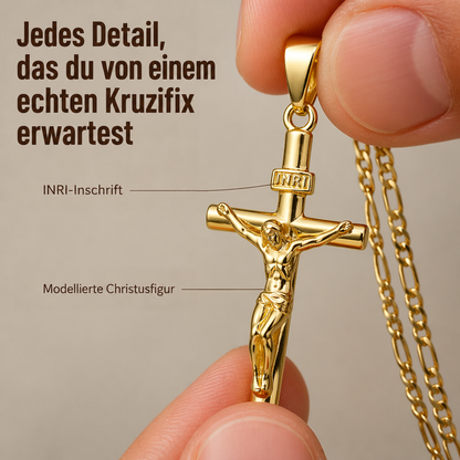 Goldfarbener Kruzifix-Anhänger zwischen zwei Fingern gehalten, INRI-Schild und plastische Christusfigur im Detail 2