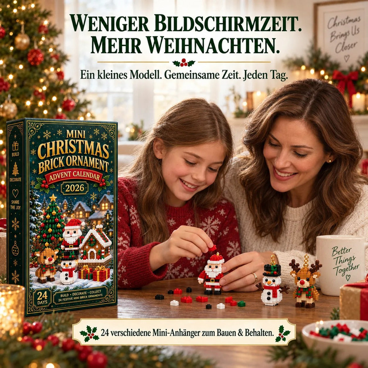 Mutter und Tochter bauen gemeinsam am Tisch eine Weihnachtsmann-Figur aus Mini-Bausteinen, daneben die grüne Adventskalender-Schachtel und fertige Figuren. 1