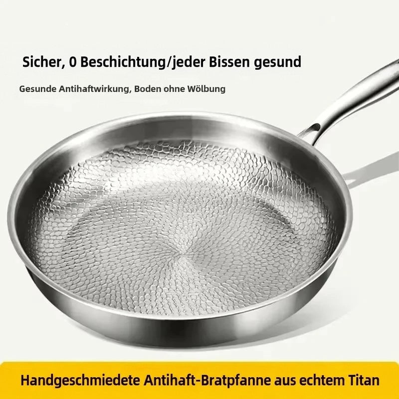 Nahaufnahme der Pfanne von oben schräg, die gehämmerte, wabenartige Struktur der Kochfläche und der Griff sind deutlich zu sehen. 5