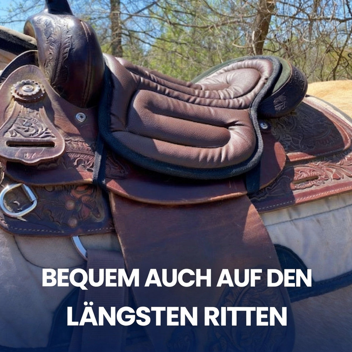 Braunes Sitzkissen auf einem verzierten Westernsattel aus Leder, aufgenommen im Freien zwischen Bäumen 3