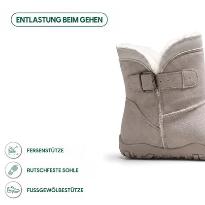 Detailansicht von Schnalle und Fellfutter am Schaft eines grauen Wildlederstiefels mit rutschfester Sohle 31