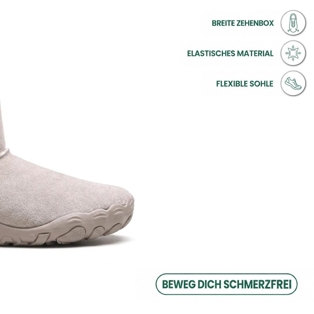 Nahaufnahme der breiten Spitze eines grauen Stiefels mit flexibler Sohle, daneben Symbole für Komfortmerkmale 32