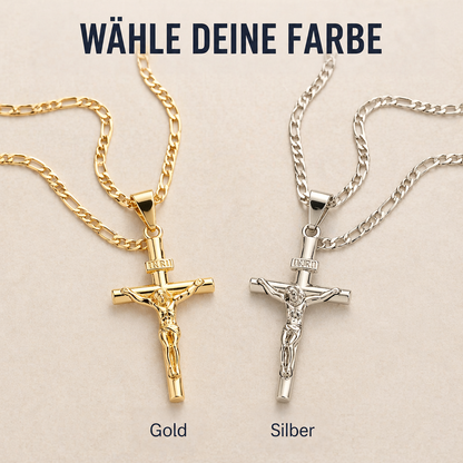 Der Kruzifix-Anhänger mit Figarokette nebeneinander in Gold und Silber als Farbauswahl auf hellem Untergrund 8