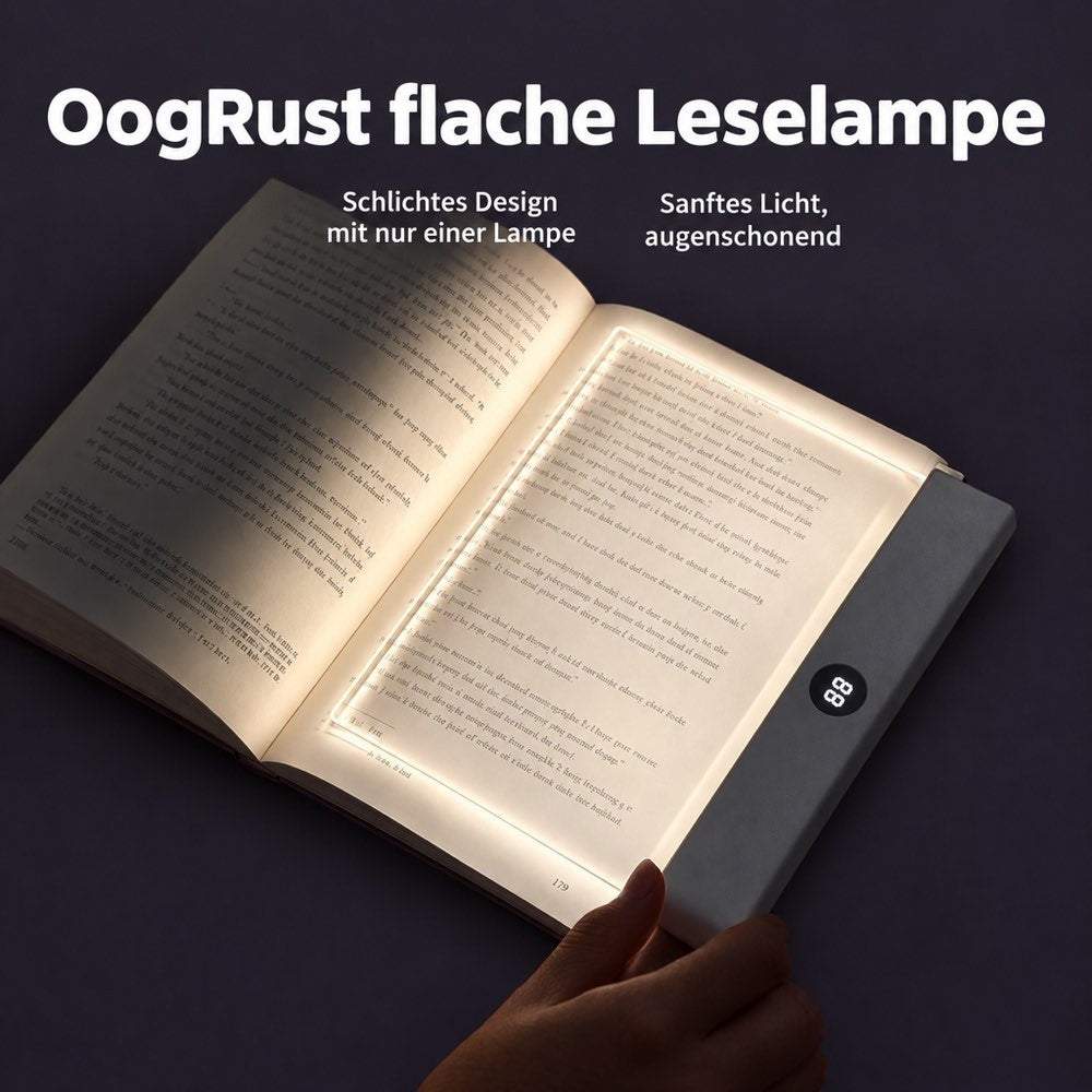 Leuchtende flache Leseplatte liegt auf einer aufgeschlagenen Buchseite, eine Hand hält das Buch 1