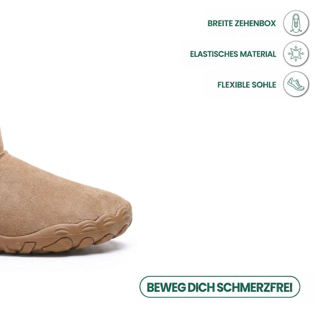 Nahaufnahme der breiten Stiefelspitze mit flexibler Sohle in Braun, daneben Symbole für Komfortmerkmale 23
