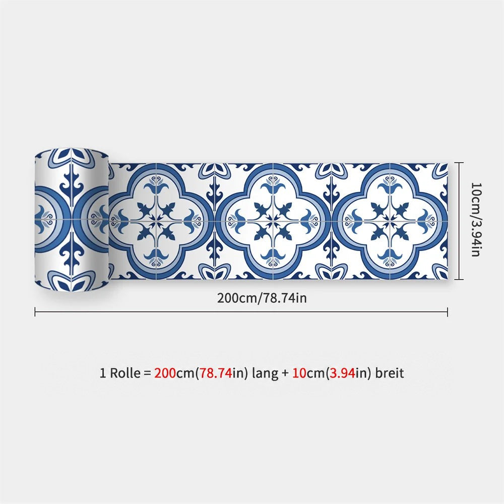 Aufgerollter Streifen mit blau-weißem Ornamentmuster aus großen vierblättrigen Fliesenmotiven, Maßangaben 200 x 10 cm 32