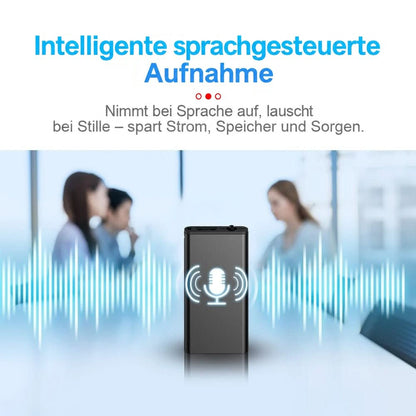 Schwarzes Diktiergerät mit Mikrofon-Symbol und Schallwellen vor unscharfen Gesprächspartnern, zur Veranschaulichung der 2