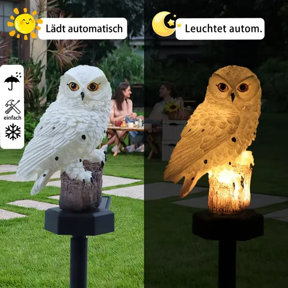 Zweigeteilte Ansicht: weiße Eulenleuchte tagsüber im Garten und abends leuchtend warmgelb, im Hintergrund sitzen zwei Personen am Tisch. 2