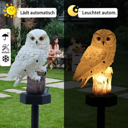 Zweigeteilte Ansicht: weiße Eulenleuchte tagsüber im Garten und abends leuchtend warmgelb, im Hintergrund sitzen zwei Personen am Tisch. 2