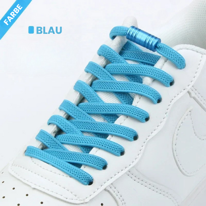 Hellblaue elastische Schnürsenkel mit blauer Metallkapsel am weißen Sneaker, Farbvariante Blau 3