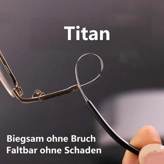 Hand biegt einen dünnen Brillenbügel zu einer Schlaufe, um die Flexibilität des Gestells zu zeigen 7