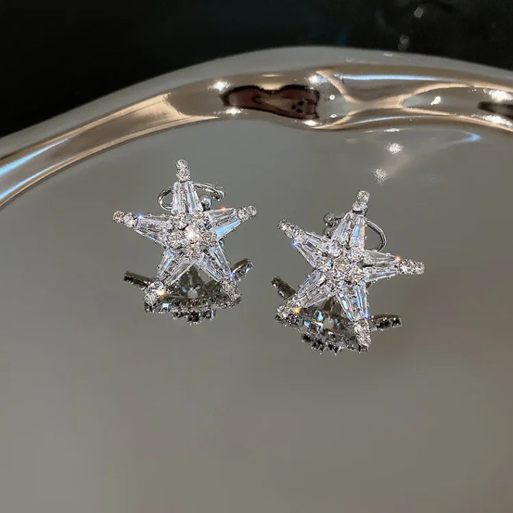 Sternförmige Ohrringe aus Silber mit Kristallen, funkelnd, modisch, eleganter Schmuck.