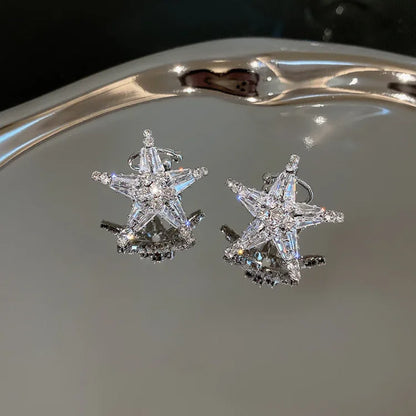 Sternförmige Ohrringe aus Silber mit Kristallen, funkelnd, modisch, eleganter Schmuck.