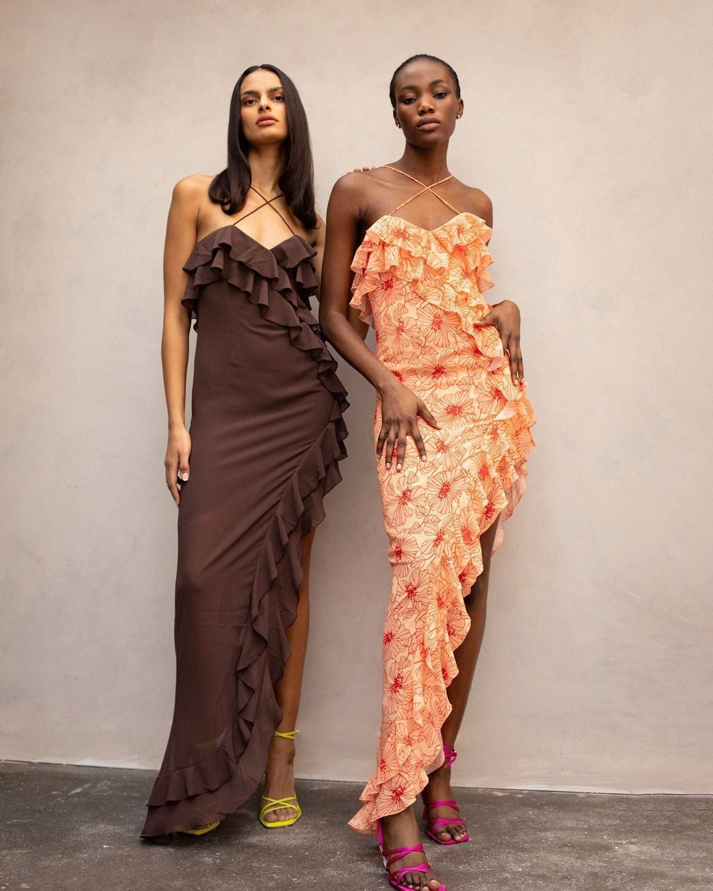Chiffon-Maxikleid mit Raffungen und überkreuzten Trägern – Elenna