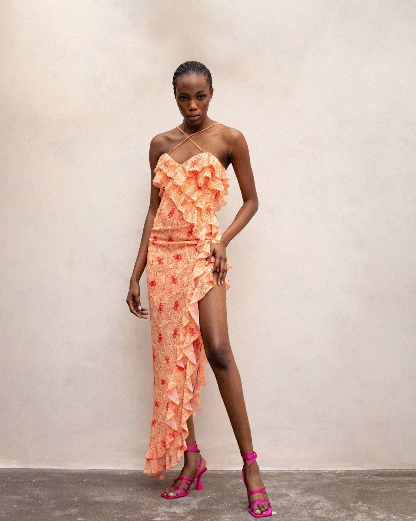 Chiffon-Maxikleid mit Raffungen und überkreuzten Trägern – Elenna