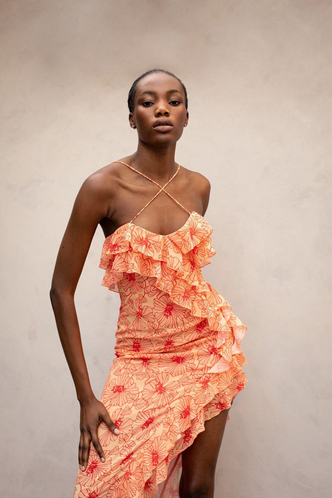 Chiffon-Maxikleid mit Raffungen und überkreuzten Trägern – Elenna