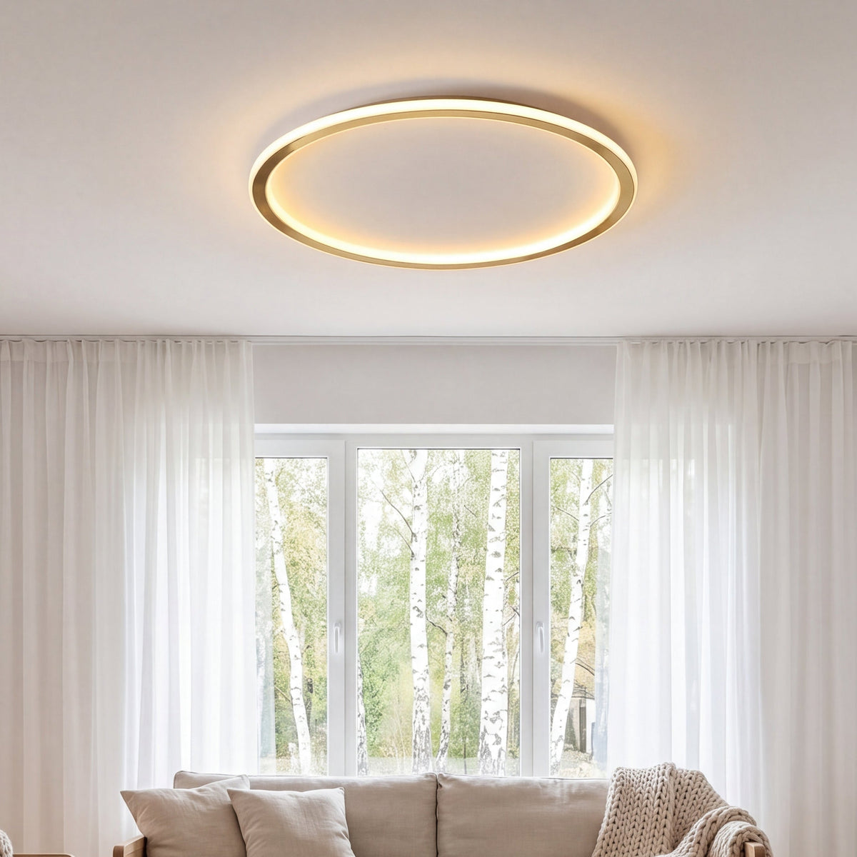 Runde Deckenleuchte über einem Sofa im Wohnzimmer mit weißen Vorhängen und Birkenblick 3