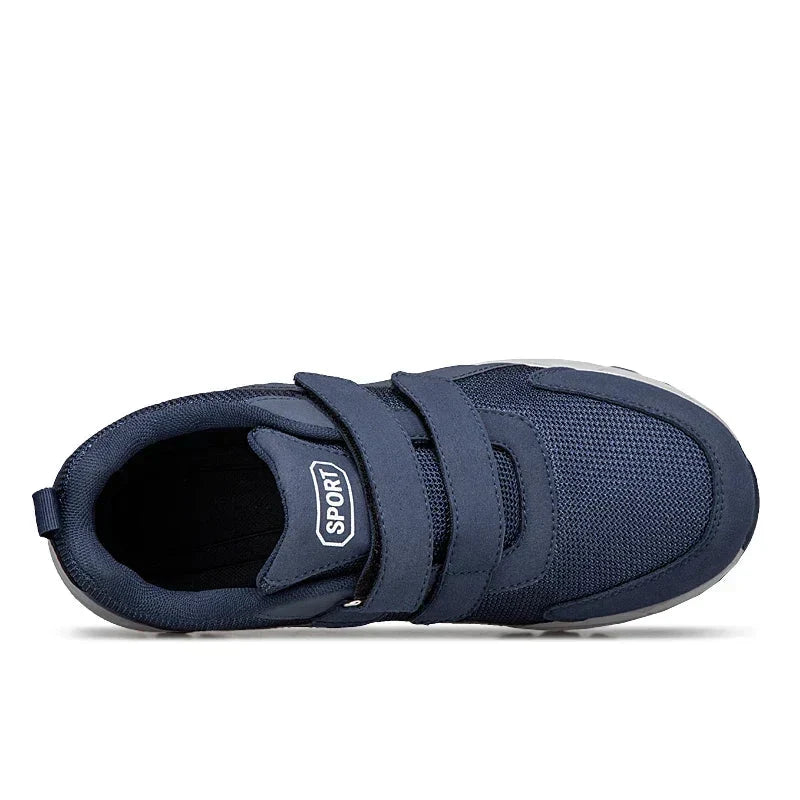 Blauer Klettschuh von oben fotografiert, mit Blick auf Innenraum, Riemen und Schaft 14