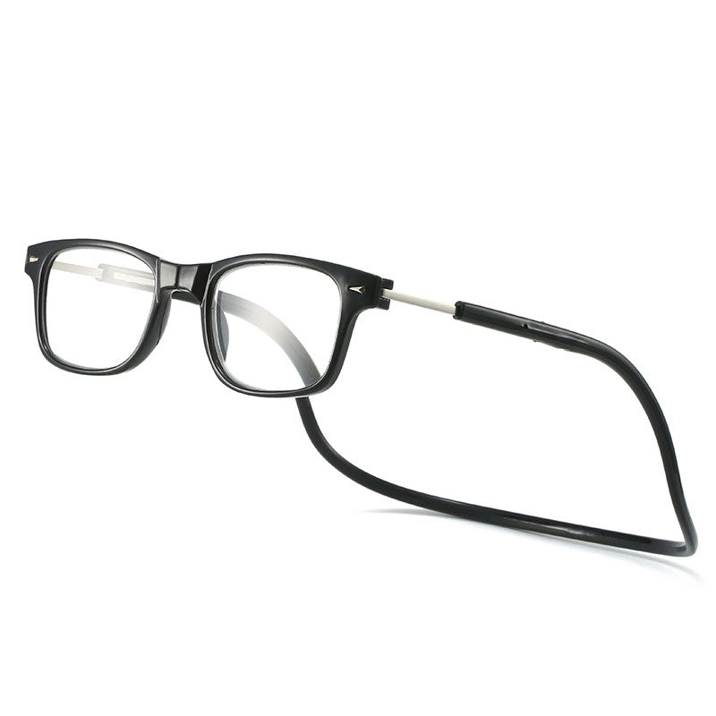 Lesebrille mit eckigem Rahmen und Magnet-Halsband in glänzendem Schwarz, schräg von vorn auf weißem Hintergrund. 13