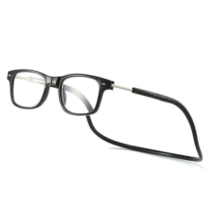 Lesebrille mit eckigem Rahmen und Magnet-Halsband in glänzendem Schwarz, schräg von vorn auf weißem Hintergrund. 13