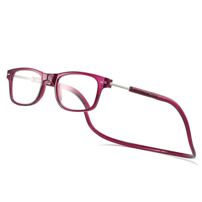Lesebrille mit eckigem Rahmen und Magnet-Halsband in kräftigem Beerenrot bis Violett, schräg von vorn auf weißem Hintergrund. 3