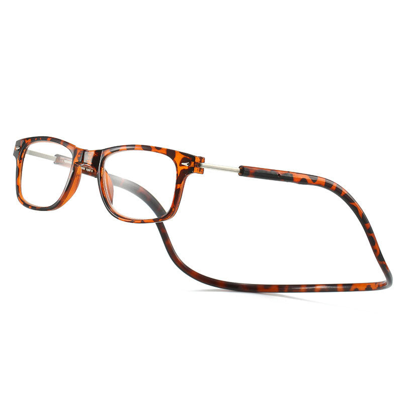 Lesebrille mit eckigem Rahmen und Magnet-Halsband in braunem Schildpattmuster, schräg von vorn auf weißem Hintergrund. 2
