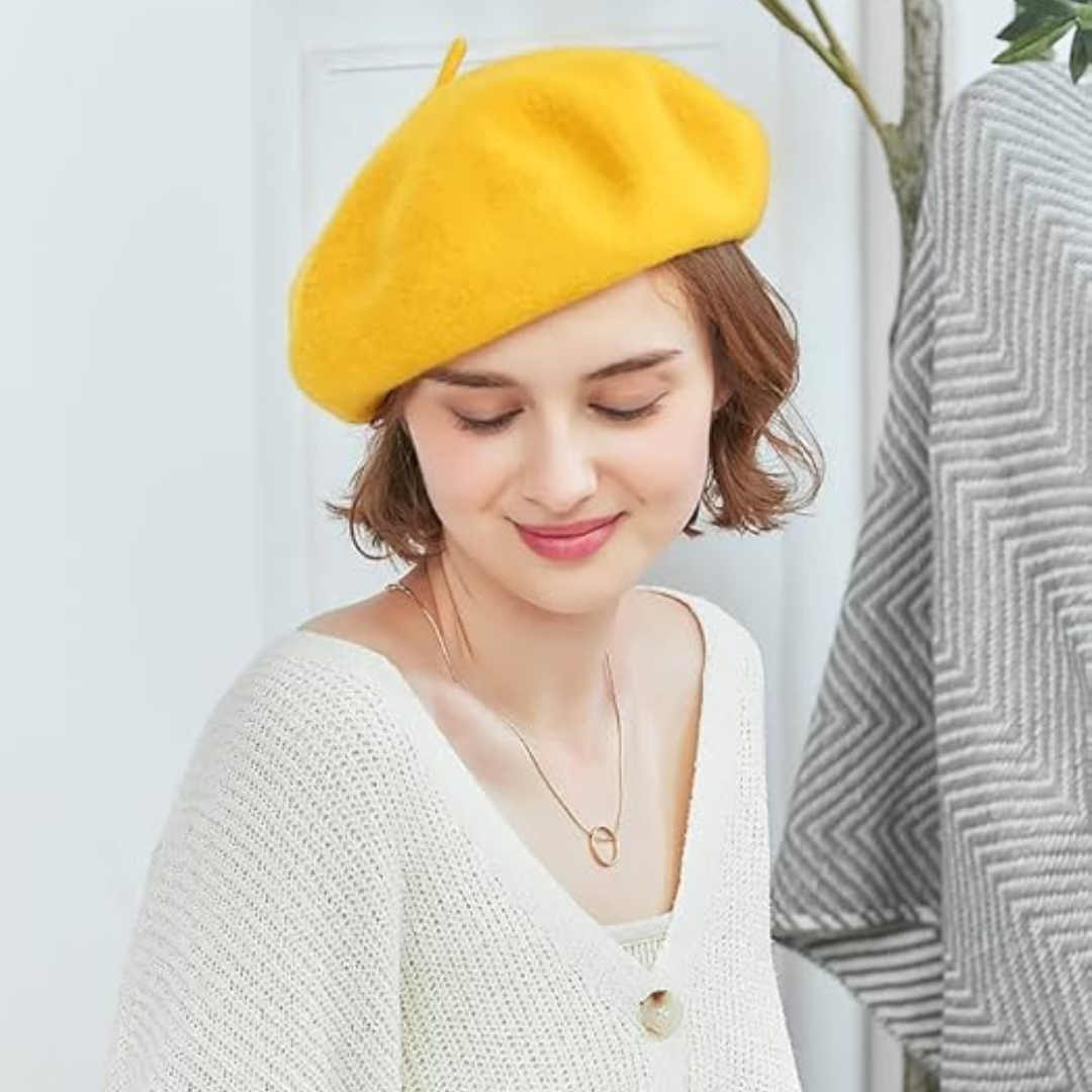 Lächelnde Frau trägt gelben Beret zu weißer Strickjacke mit Kette 16