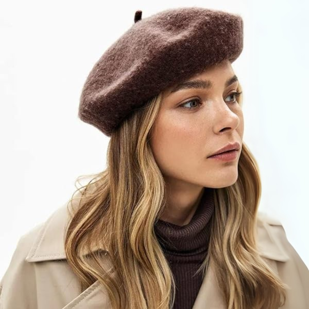 Frau mit langen Haaren trägt braunen Beret zu beigem Trenchcoat und Rollkragen 20