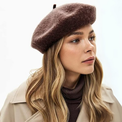 Frau mit langen Haaren trägt braunen Beret zu beigem Trenchcoat und Rollkragen 20