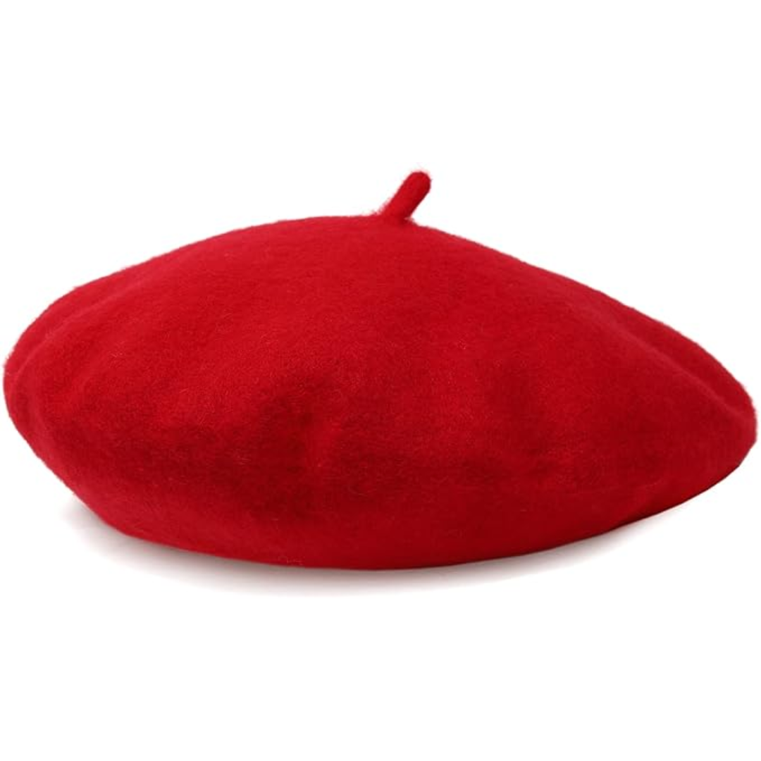 Wollberet in leuchtendem Rot mit kleinem Stiel, frei stehend vor weißem Hintergrund 2
