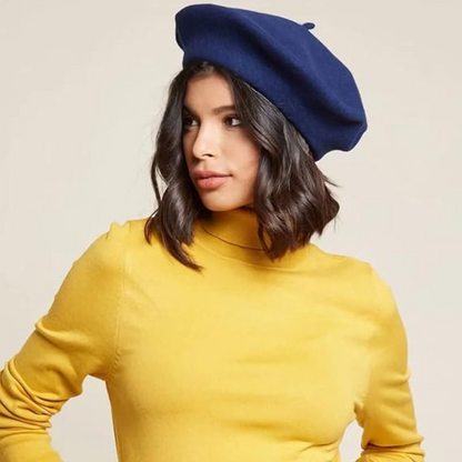 Frau im Profil trägt blauen Beret zu gelbem Rollkragenpullover 17