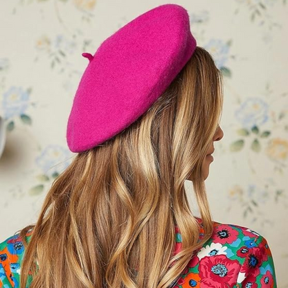 Rückansicht einer Frau mit langen Haaren, die einen pinken Beret zu Blumenkleid trägt 18