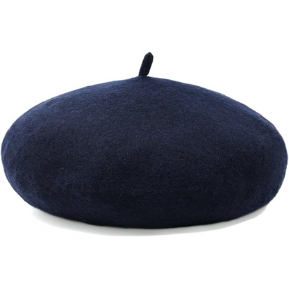 Wollberet in dunklem Marineblau mit kleinem Stiel, vor weißem Hintergrund 7