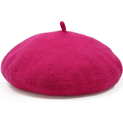 Wollberet in leuchtendem Pink mit kleinem Stiel, frei stehend vor weißem Hintergrund 6