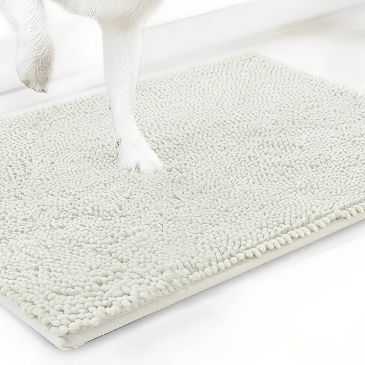 Weiße Hundepfote auf der cremeweißen Chenille-Matte vor weißem Hintergrund. 20