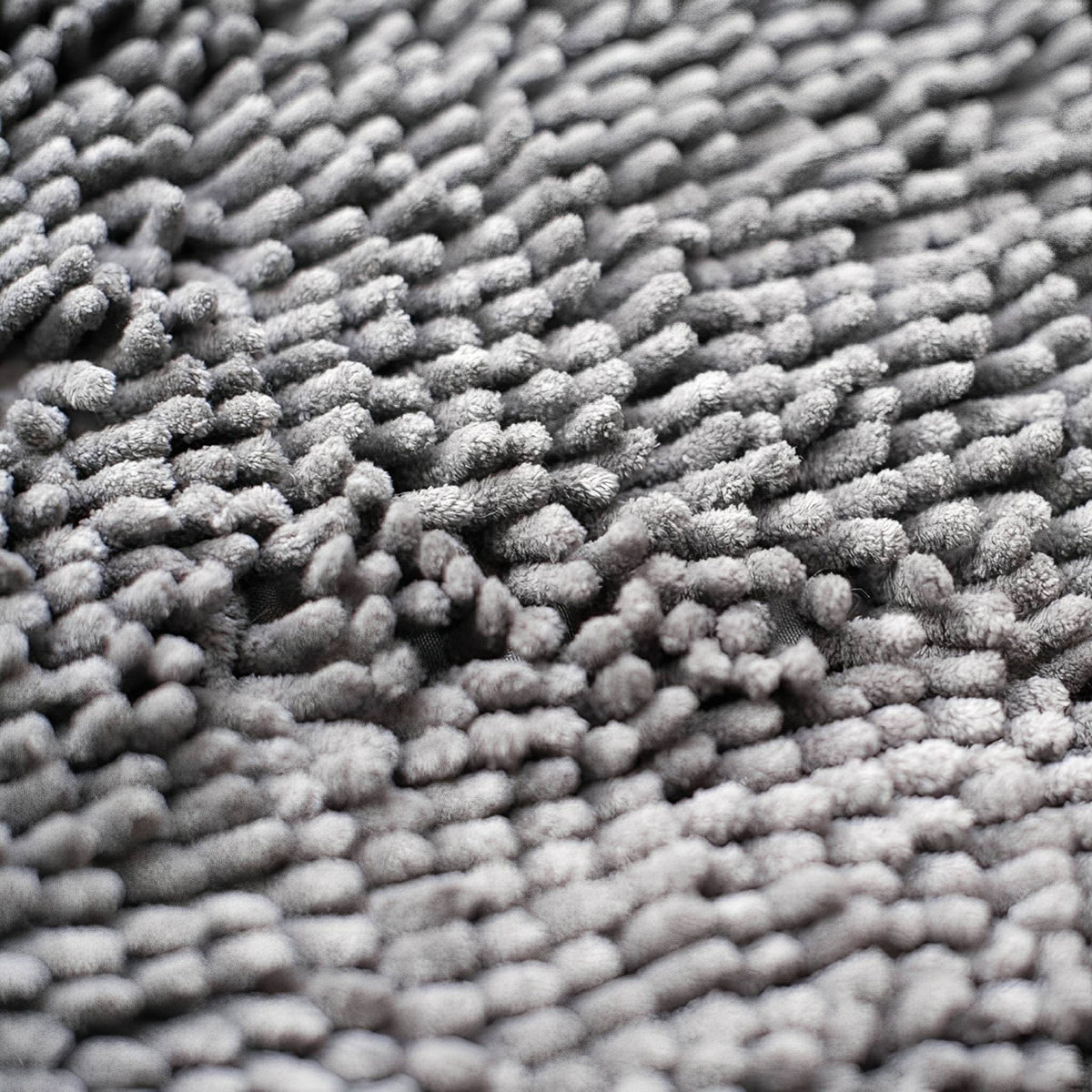 Makroaufnahme der grauen, weichen Chenille-Noppen der Mattenoberfläche. 7