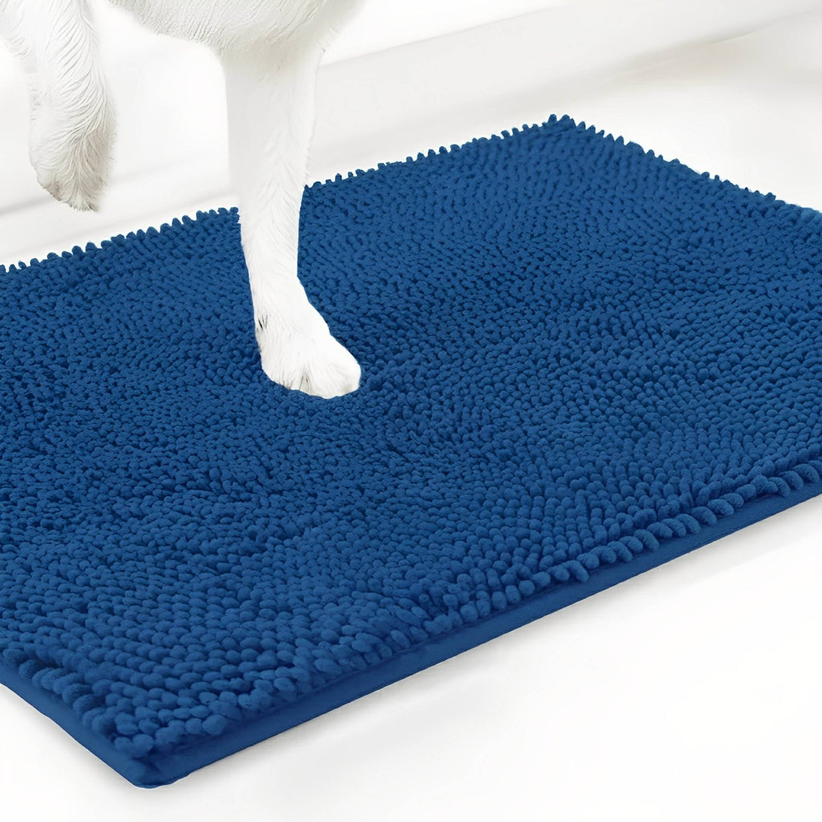 Weiße Hundepfote auf der kräftig blauen Chenille-Matte vor weißem Hintergrund. 17