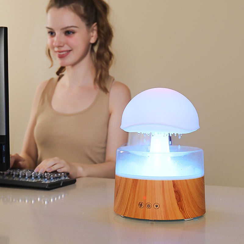 Luftbefeuchter in Wolkenform, LED, Holzoptik, Schreibtisch, moderne Raumluftpflege, weiß.
