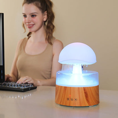 Luftbefeuchter in Wolkenform, LED, Holzoptik, Schreibtisch, moderne Raumluftpflege, weiß.