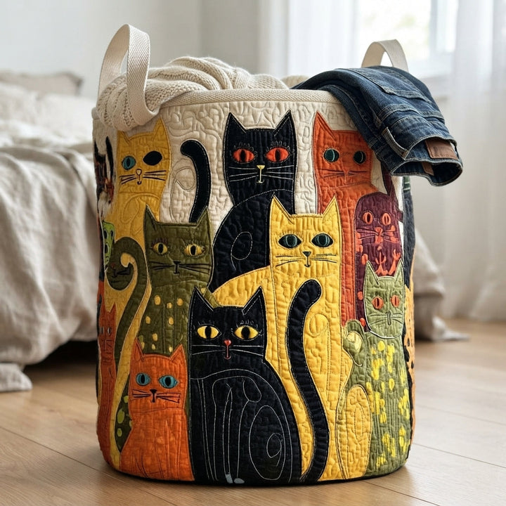 Der Katzen-Korb steht auf Holzboden neben einem Bett, gefüllt mit Strickdecke und einer über den Rand hängenden Jeans. 4