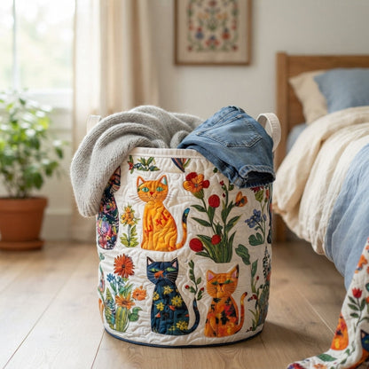Der Korb steht auf Holzboden neben einem Bett, gefüllt mit einem grauen Strickpullover und einer Jeans. 4