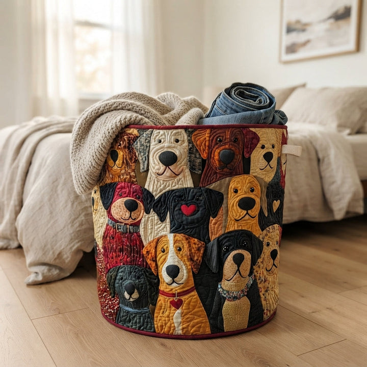 Der Korb steht auf hellem Holzboden vor einem Bett, mit Strickdecke und zusammengerollter Jeans darin. 4