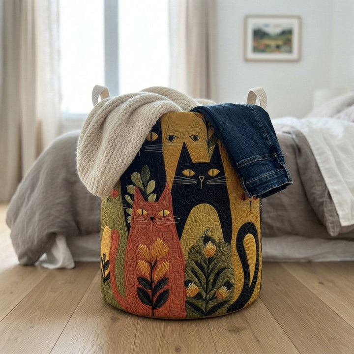 Der Korb steht im Schlafzimmer auf Parkett, mit einer Strickdecke und einer Jeans über dem Rand. 4