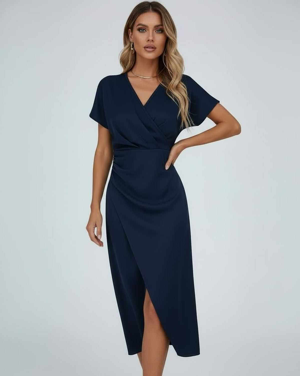 Model in marineblauem Wickelkleid mit gerafftem Bund, Hand an der Hüfte, Frontansicht 3