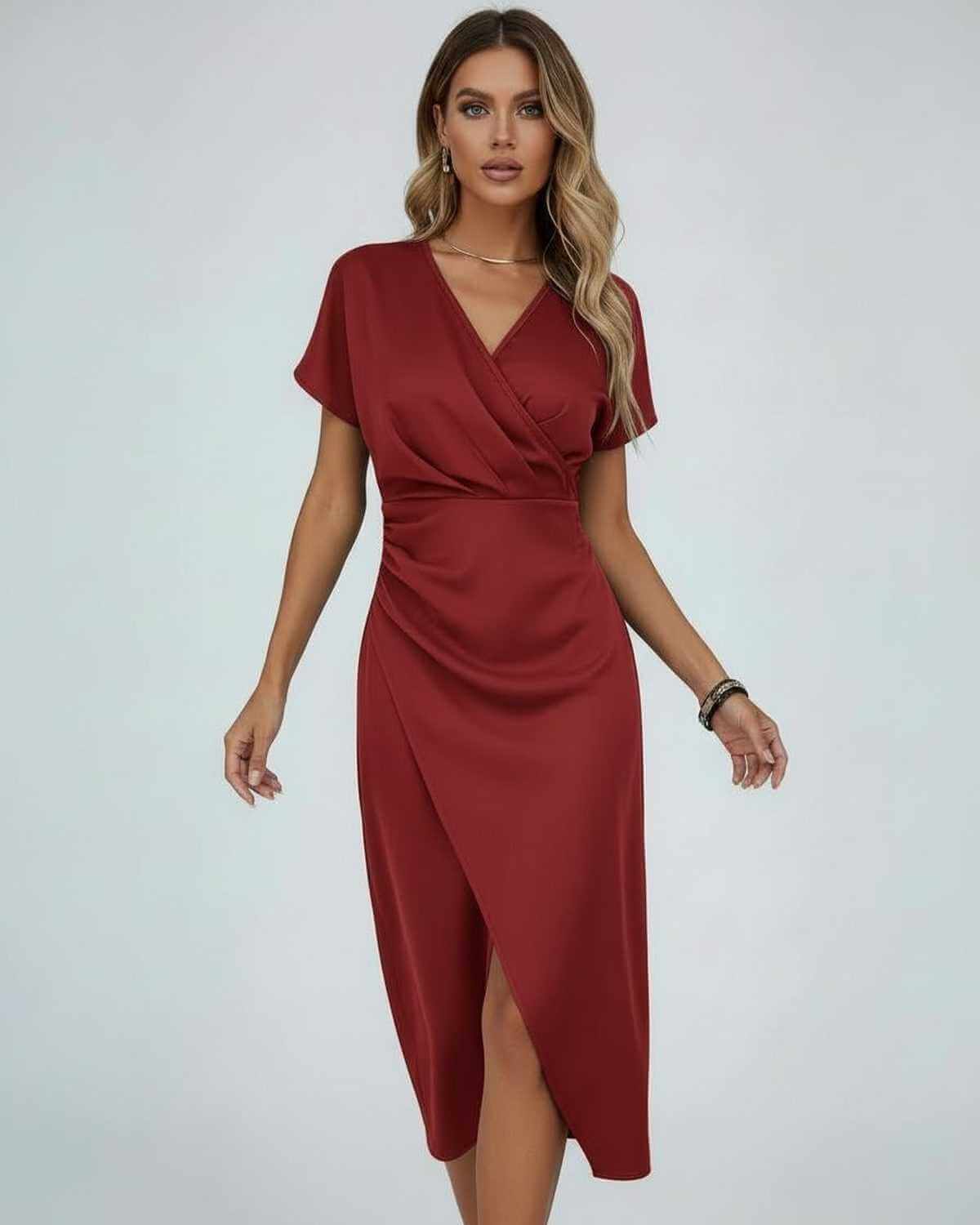 Model in weinrotem Wickelkleid mit Kurzarm und Schlitz, Arme locker seitlich, Frontansicht 4
