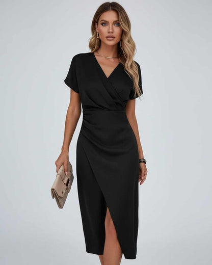 Model in schwarzem Wickelkleid mit V-Ausschnitt, hält eine beige Clutch, Frontansicht 5