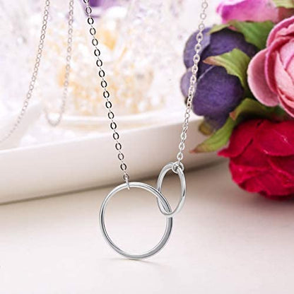 Silberne Halskette mit zwei ineinander greifenden Ringen, elegante Schmuckdesigns.