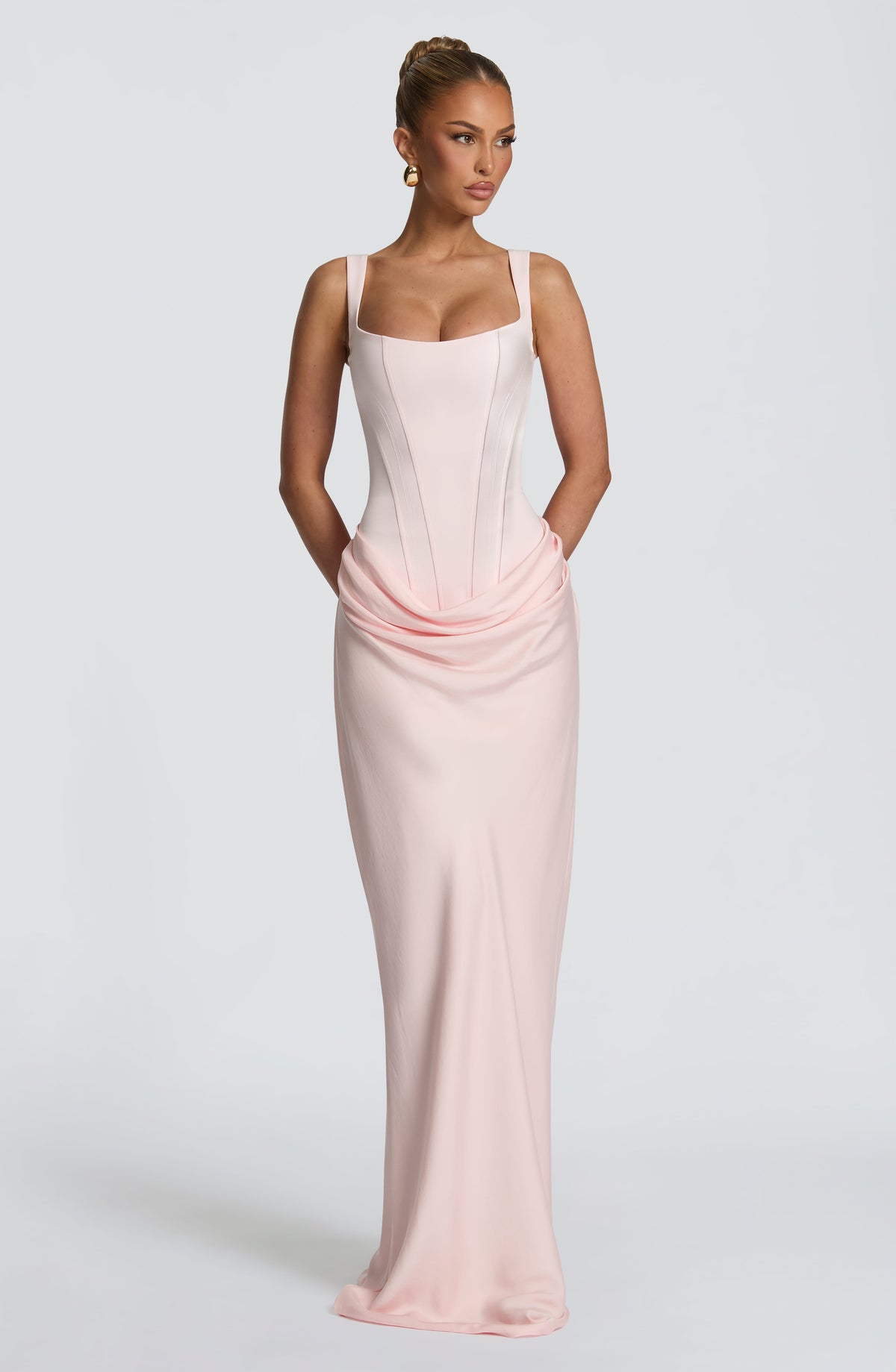 Maxikleid in zartem Rosa frontal am Model, Korsagenoberteil mit Steppnähten und gerafftem Hüftteil 13