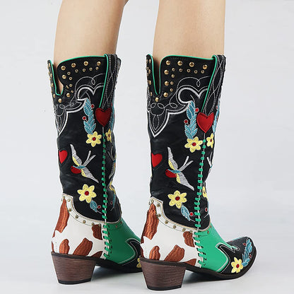 Schwarze Cowboystiefel mit Stickerei, Herzen, Blumen, Kolibris, Damenmode, Westernstil.